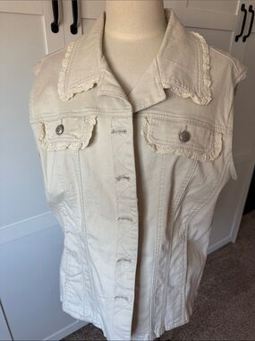 Sleeveless Crochet-Trim Vest Jacket in Cream LAL